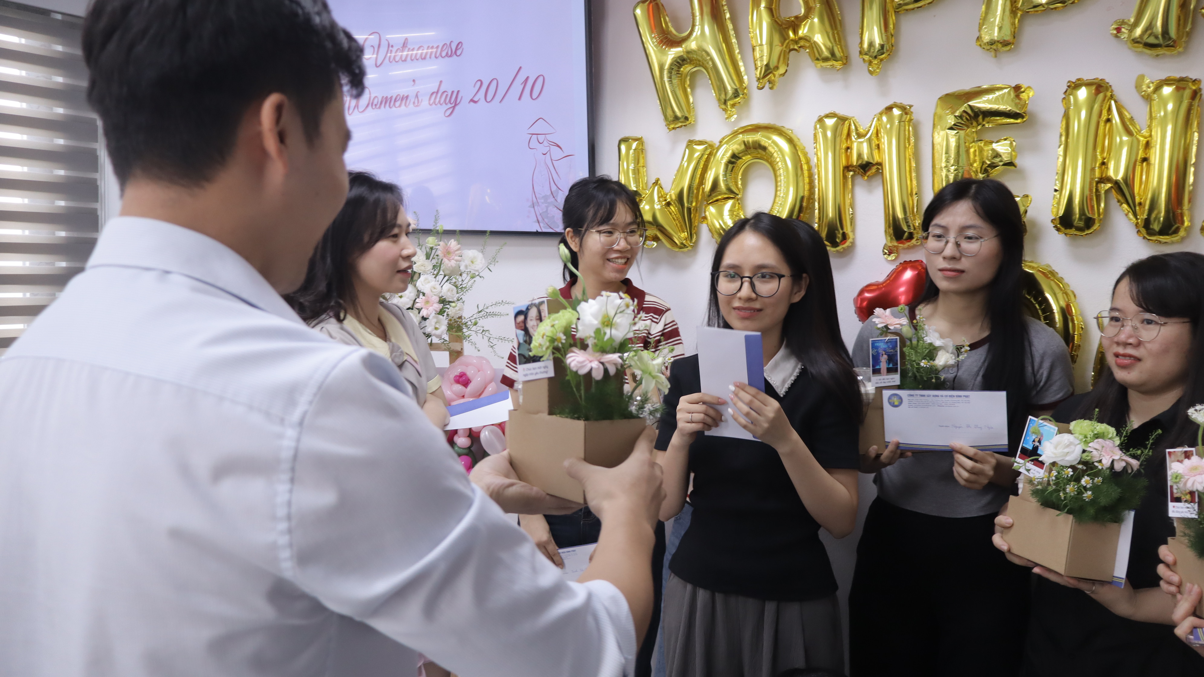 CÔNG TY BÌNH PHÁT TƯNG BỪNG KỶ NIỆM NGÀY PHỤ NỮ VIỆT NAM 20_10 – RỘN RÀNG, YÊU THƯƠNG VÀ GẮN KẾT